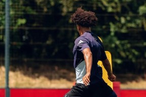 关于阿斯顿维拉训练开放日；关键时刻止住颓势引欢呼；欧联在即；年轻球员得到机会的信息