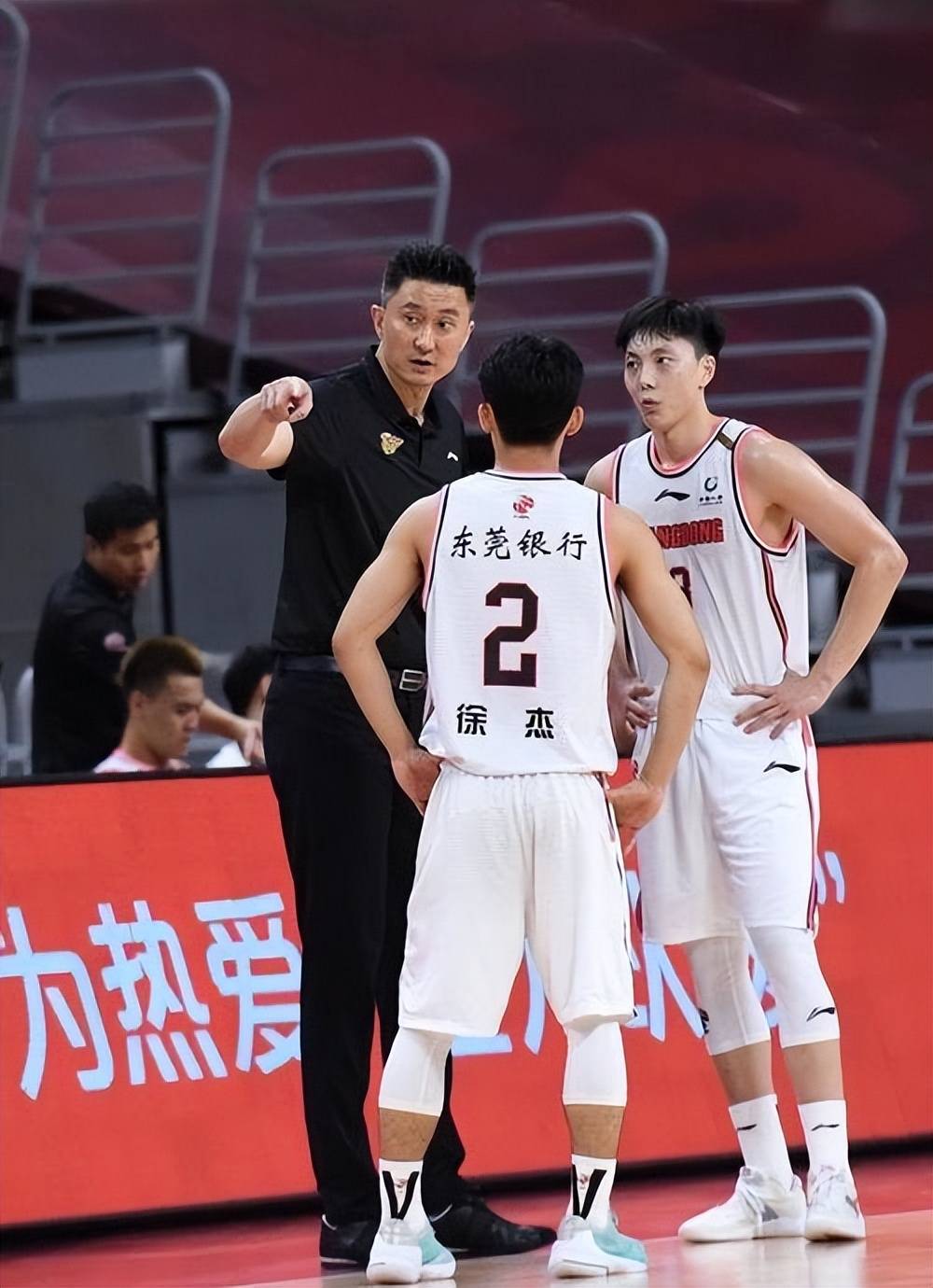 赛后突围战来临，广东宏远围绕CBA常规赛更衣室发声，更衣室稳定，轮换策略成焦点的简单介绍