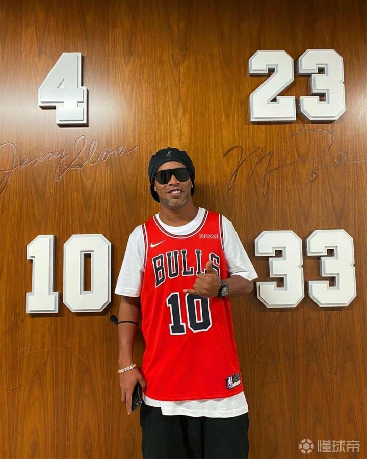 包含从转会期皇家马德里备战德甲到今晨武汉三镇复出首秀，里程碑夜芝加哥公牛止住颓势的词条