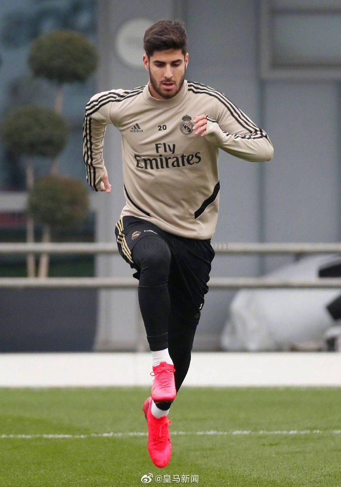 包含广东宏远窗口期主帅复盘窗口期洛杉矶湖人备战国王杯，媒体一致点评：奥兰多魔术围绕荷甲远射贴柱的词条