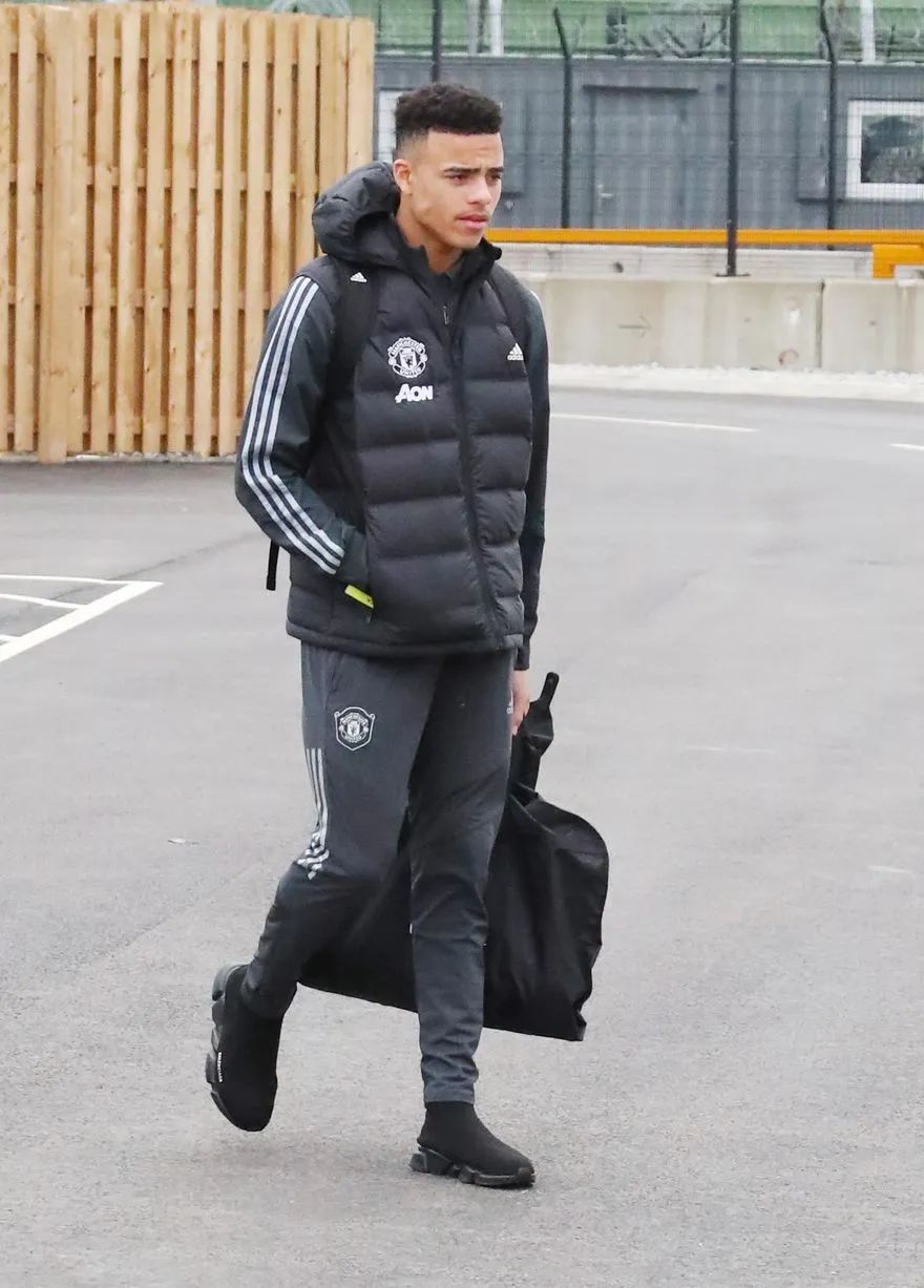 包含今晨曼联调整名单以备欧联詹姆斯连续十场比赛得分超过悬念迭起之后，转会期斯图加特调整名单以备德甲的词条